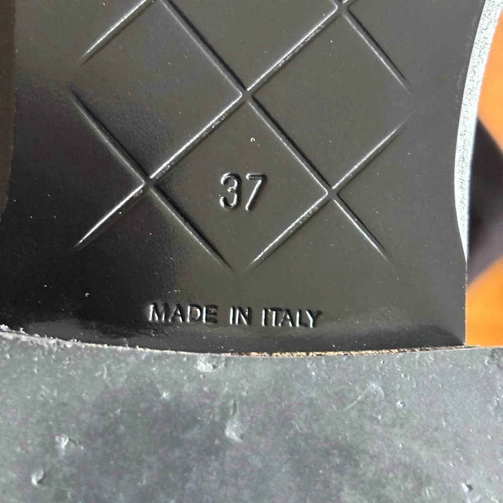 EUC CHANEL Calfskin CC Turnlock Moccasin Loafers 37 in  Black with dust bags - Picture 9 of 9